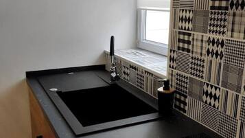 Réfrigérateur, micro-ondes, plaque de cuisson, lave-vaisselle