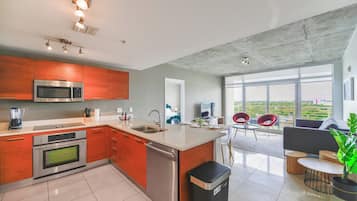 Deluxe Apartment | Private kitchen | Fridge, microwave, oven, dishwasher