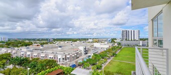 Lovely Condo|Pool & Parking at Midblock