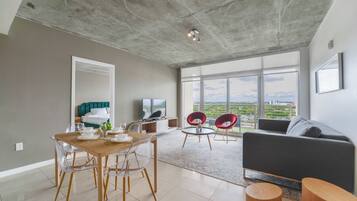 Deluxe Apartment | Dining room