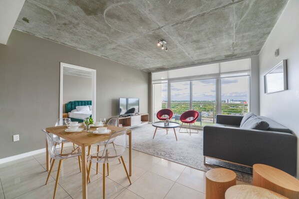 Deluxe Apartment | Dining room