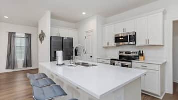 Geladeira, micro-ondas, fogão, cooktop