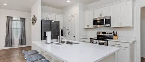 Refrigerador, microondas, horno, placa de cocina