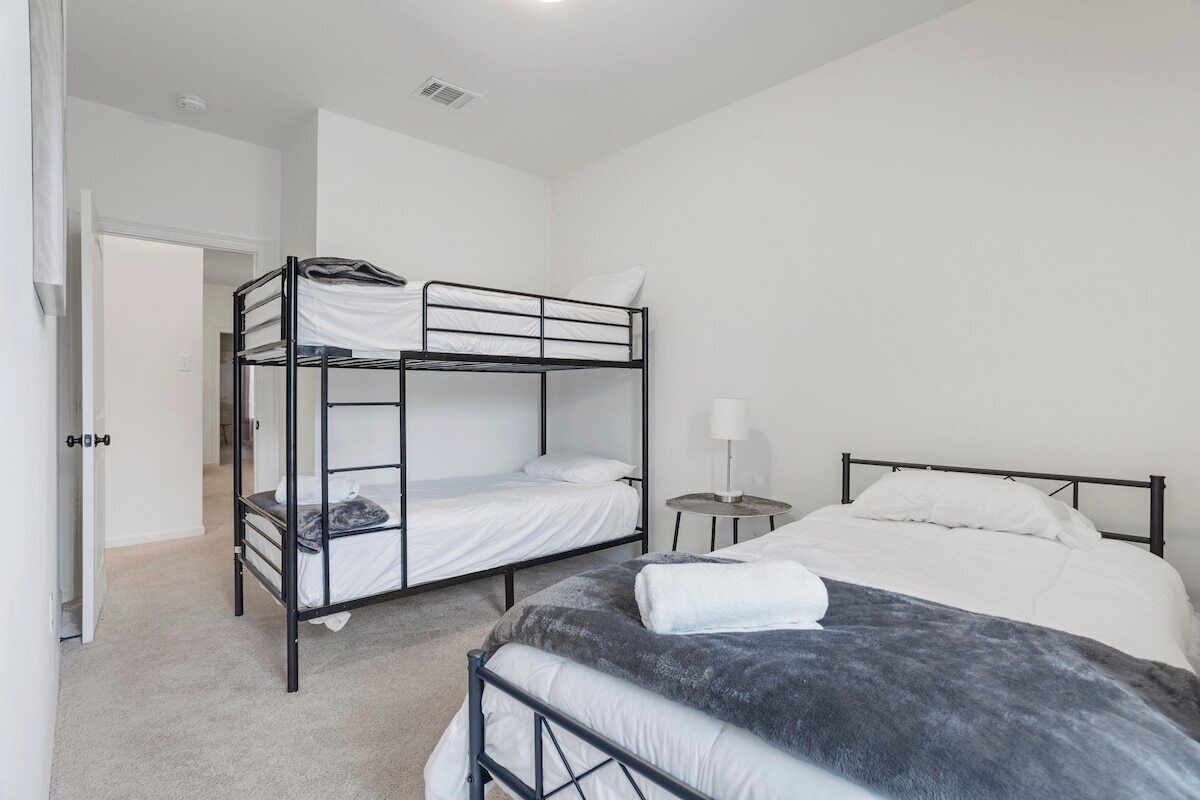 3 bedrooms, iron/ironing board, WiFi, bed sheets