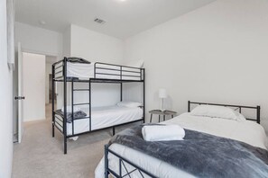 3 habitaciones, tabla de planchar con plancha, wifi y ropa de cama