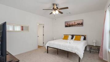 3 slaapkamers, een strijkplank/strijkijzer, wifi, beddengoed