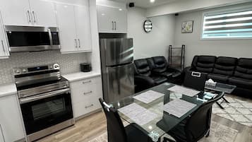 Jääkaappi, mikroaaltouuni, uuni, liesi