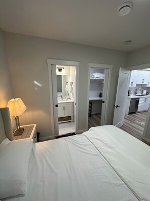 2 Schlafzimmer, Schreibtisch, schallisolierte Zimmer