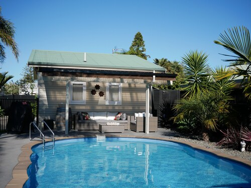 The Pool House Bed & Breakfast - 50 sq Kitchenette Studio - Near Marine Parade