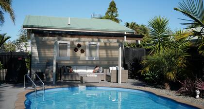 The Pool House Bed & Breakfast - 50 sq Kitchenette Studio - Near Marine Parade