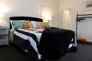 1 habitación, tabla de planchar con plancha, wifi gratis y ropa de cama 
