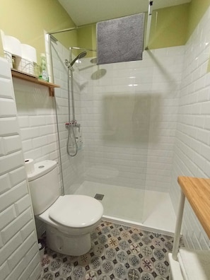Serviettes fournies, savon, papier toilette