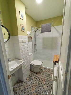 Toalhas de banho, sabonete, papel higiênico 