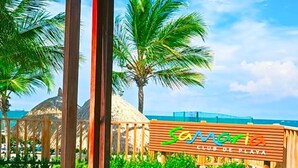 A resort with a sign reading "Sorrento Club de Playa" and palm trees in the background. - Luxurious Sea View Apartment - Samaria Club (Gaira)