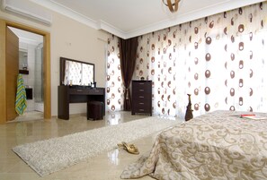 4 habitaciones, escritorio, tabla de planchar con plancha y wifi gratis 