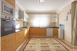 Family Villa | Private kitchen | Fridge, microwave, oven, stovetop