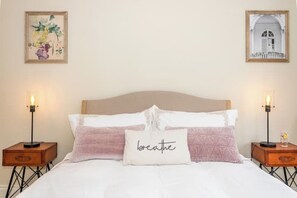3 bedrooms, iron/ironing board, travel cot, free WiFi - Fashionable Chic Townhouse in the exclusive Ballsbridge area in Dublin 4 (Dublin)