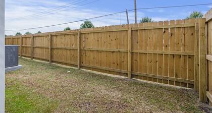 Tigers Lair Bungalow by LSU Baseball Park - CB1030