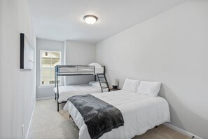 3 habitaciones, tabla de planchar con plancha y cuna de viaje 