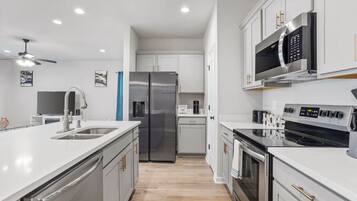 Geladeira, micro-ondas, fogão, cooktop