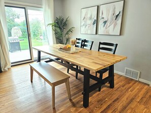 Dining - Mimi's Cottage - Conveniently located in the hub of Cottage Grove. (Cottage Grove)