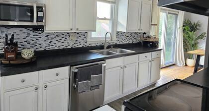 Mimi's Cottage - Conveniently located in the hub of Cottage Grove.