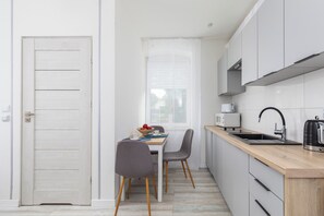 Apartamento, 1 quarto, cozinha, ao lado do lago | Cozinha privada | Cafeteira/chaleira, micro-ondas, talheres/pratos/utensílios de cozinha