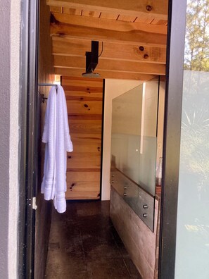 Shower, rainfall showerhead, free toiletries, hair dryer