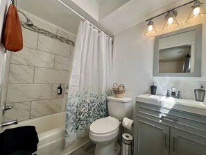 Haartrockner, Handtücher, Seife, Toilettenpapier