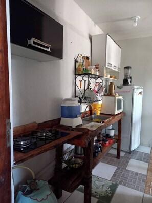 Kühlschrank, Mikrowelle, Herdplatte, Wasserkocher