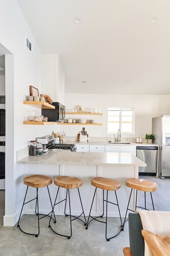 Private Guest House with Full Kitchen, 30 minutes to L.A. & Beach