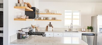 Private Guest House with Full Kitchen, 30 minutes to L.A. & Beach