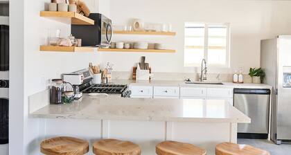 Private Guest House with Full Kitchen, 30 minutes to L.A. & Beach