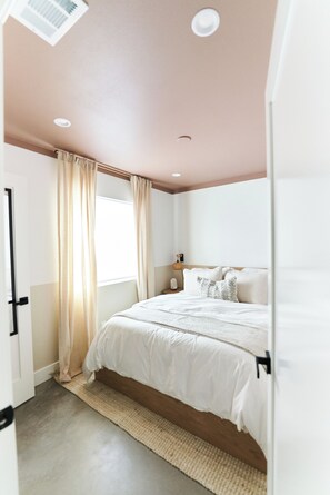 2 bedrooms, travel cot, WiFi, bed sheets - Private Guest House with Full Kitchen, 30 minutes to L.A. & Beach (Thousand Oaks)