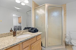 Douche, séchoir à cheveux, serviettes fournies, papier de toilette