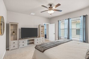 3 slaapkamers, een strijkplank/strijkijzer, reisbedje, gratis wifi