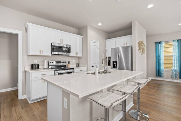 Een koelkast, een magnetron, een oven, een kookplaat