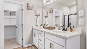 Shower, hair dryer, towels, shampoo - Serene Oasis for Deep Relaxation Near LSU - CL5628 (Baton Rouge)