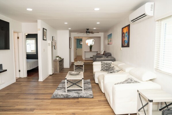 Smart TV - Newly Rennovated 3BR W/ 2BAS Home, in a quiet family-friendly neighborhood! (Carson)