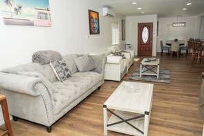 Smart TV - Newly Rennovated 3BR W/ 2BAS Home, in a quiet family-friendly neighborhood! (Carson)