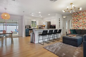 TV - Stunning 4BR/2BA w/in-ground pool, 5 min to beach (Seminole)