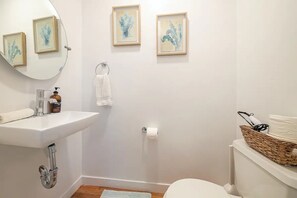 Hair dryer, towels, soap, shampoo - Private Pool & Spa/Fenced yard/Pet friendly/Walk to village/Close to beach  (San Diego)
