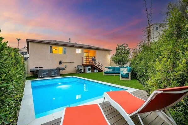 Outdoor pool - Private Pool & Spa/Fenced yard/Pet friendly/Walk to village/Close to beach  (San Diego)