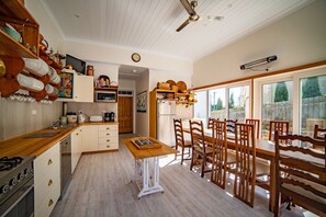 Full-size fridge, microwave, oven, stovetop - Poet's Cottage Stanley (Stanley)
