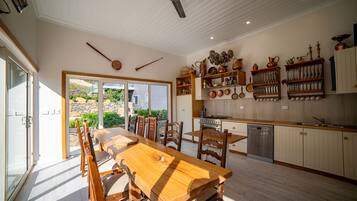 Full-sized fridge, microwave, oven, stovetop
