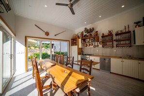 Full-sized fridge, microwave, oven, stovetop