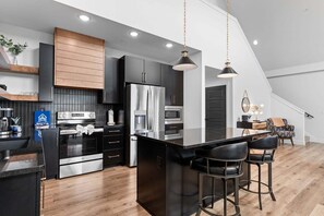 Fridge, microwave, oven, stovetop - Lake View Getaway with Hot Tub, Foosball, Indoor Community Pool & Free Silver Dollar Tickets (Hollister)