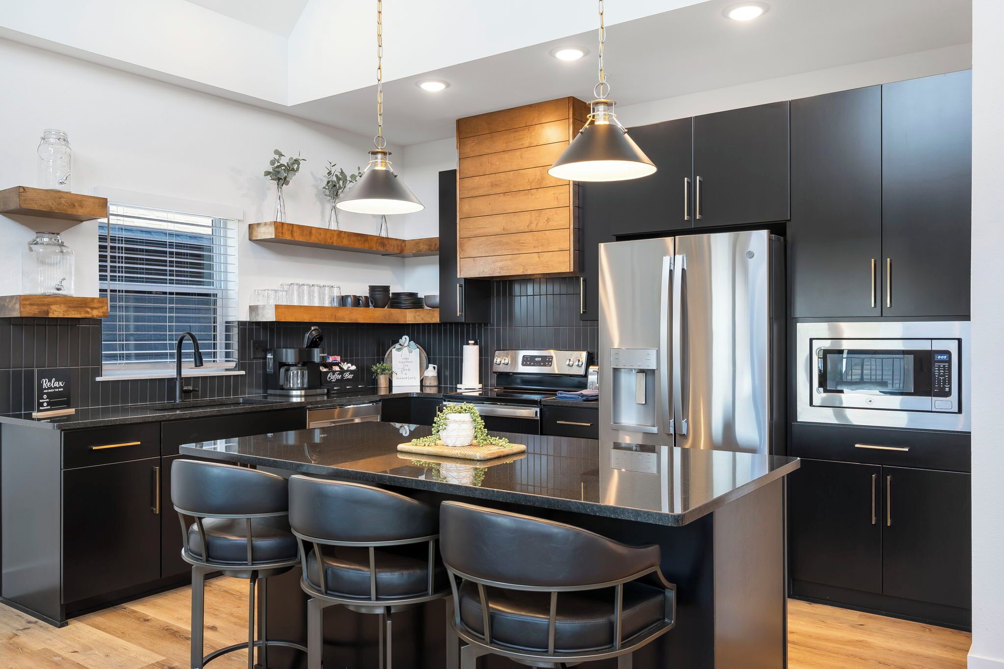 冷蔵庫、電子レンジ、オーブン、コンロ