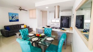 Un apartamento moderno con comedor, cocina y sala de estar.