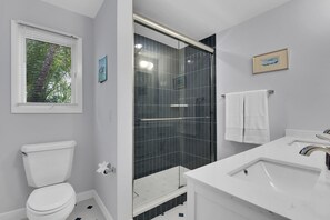 Combined shower/bathtub, hair dryer, towels - Olde Naples Oasis Just Steps to the Beach! (Naples)